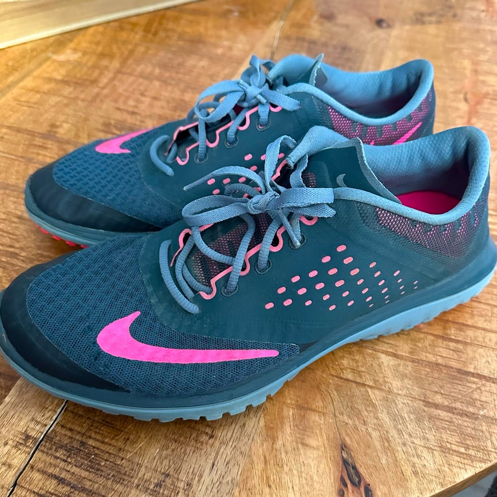 NIKE - FS Lite Run 2, Lightweight Running Shoes, Pink Gray, Women’s Sz 10
